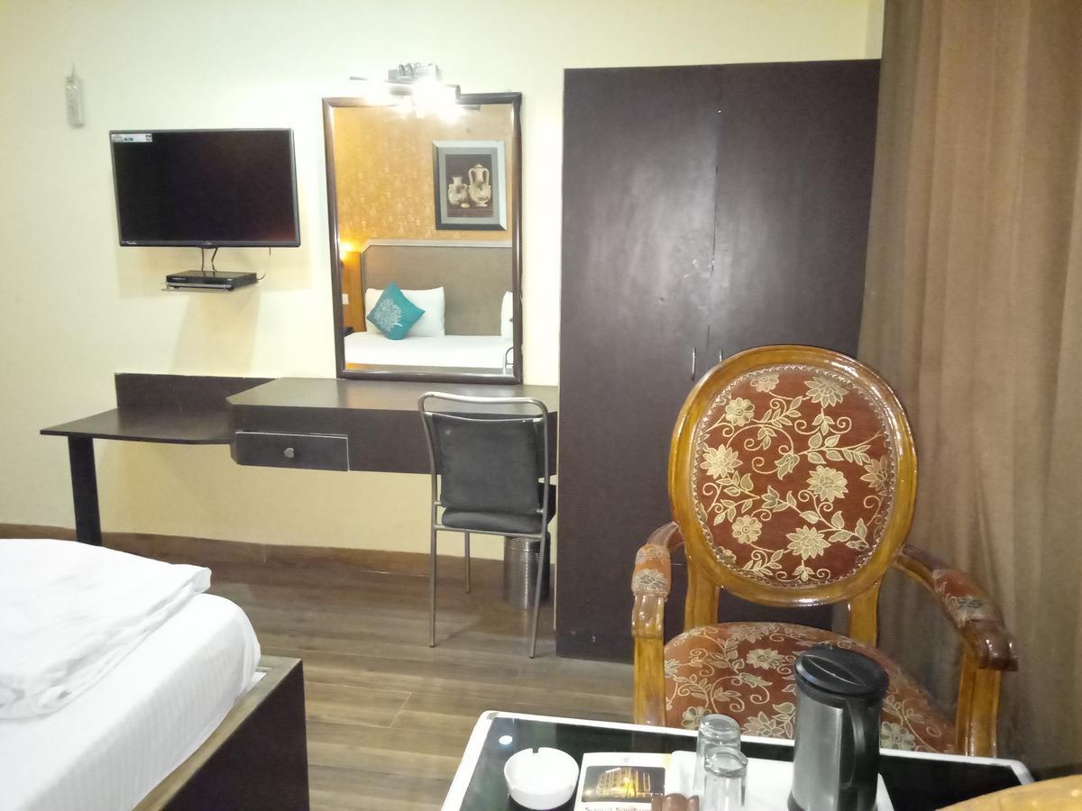 Hotel Samrat Kaushambi Ghaziabad Dış mekan fotoğraf